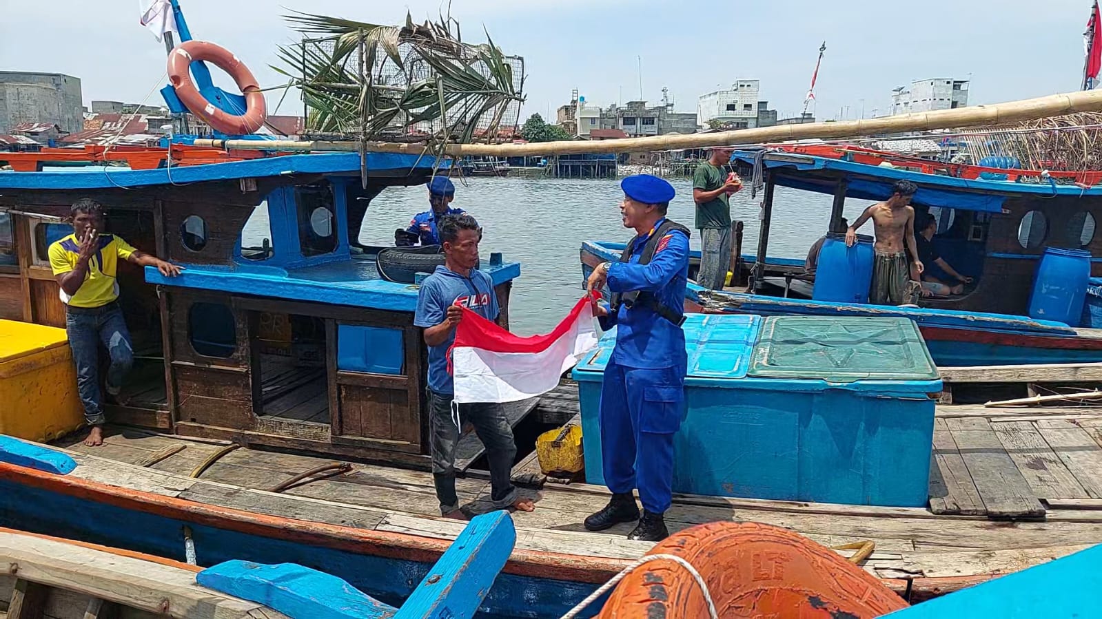 Sat Polairud Polres Langkat Sambangi Warga dan Bagikan Bendera