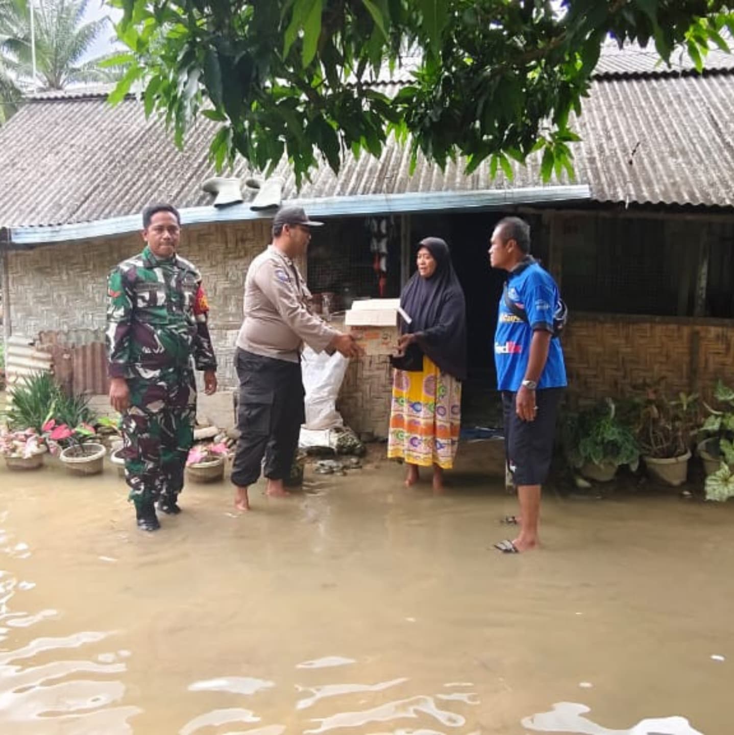 Bhabinkamtibmas Polsek Hinai Bersama Perangkat Desa Tamaran dan Babinsa Koramil Salurkan Bantuan kepada Warga Terdampak Banjir