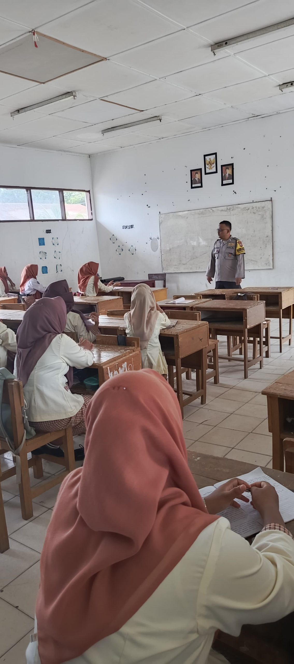 Dekatkan Diri ke Pelajar, Bhabinkamtibmas Polsek Stabat Ajak Siswa Hindari Perundungan dan Tindakan Merugikan