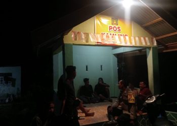 Sambang Poskamling, Bhabinkamtibmas Polsek Padang Tualang Ajak Warga Perkuat Keamanan Lingkungan