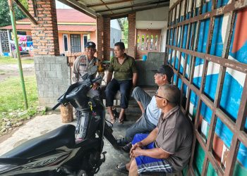 Ngobrol Kamtibmas Bersama Warga, Bhabinkamtibmas Polsek Pangkalan Susu Perkuat Kedekatan dan Bangun Kesadaran Keamanan Lingkungan