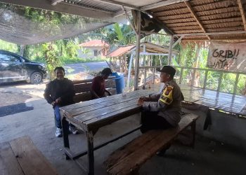 Bhabinkamtibmas Sambangi Warga, Edukasi Bahaya Narkoba dan Ajak Jaga Kamtibmas Bersama