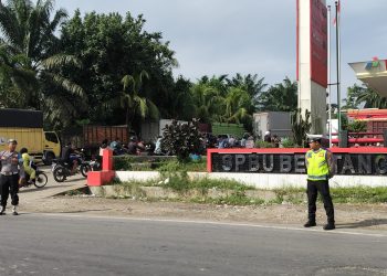 Personel Polsek Besitang Hadir di SPBU, Atur Lalu Lintas dan Jaga Aktivitas Masyarakat Tetap Lancar
