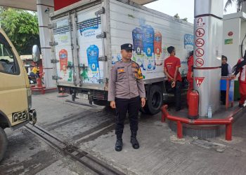Bhabinkamtibmas Polsek Stabat Pantau SPBU Karang Rejo, Pastikan Situasi Kamtibmas Tetap Aman dan Kondusif