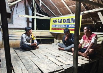 Sambangi Pos Kamling di Desa Suka Rakyat, Bhabinkamtibmas Polsek Bahorok Sampaikan Pesan Kamtibmas kepada Warga
