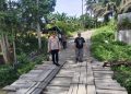 Polri Hadir di Tengah Masyarakat, Kapolsek Padang Tualang Patroli Jembatan Darurat Bukit Lawang Tangkahan