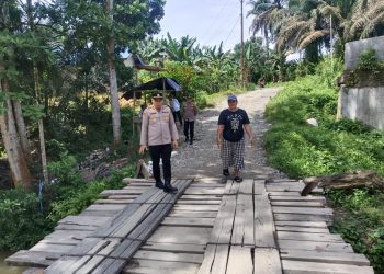 Polri Hadir di Tengah Masyarakat, Kapolsek Padang Tualang Patroli Jembatan Darurat Bukit Lawang Tangkahan