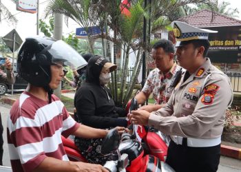 Polres Langkat Bagikan 500 Bendera Merah Putih, Bangkitkan Semangat Kemerdekaan di Tengah Masyarakat