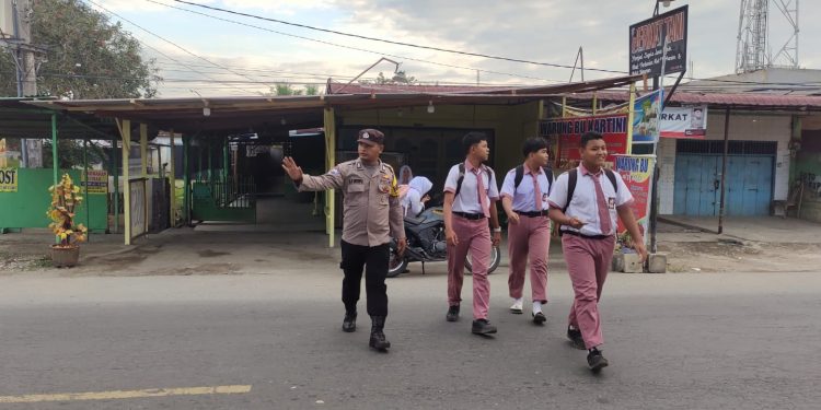 Strong Point Pagi Polsek Tanjung Pura, Polisi Bantu Pelajar Menyeberang dengan Aman