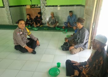 Bhabinkamtibmas Polsek Tanjung Pura Sambangi Warga Desa Baja Kuning, Sampaikan Pesan Kamtibmas