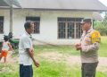 Bhabinkamtibmas Sambangi Warga Beras Basah, Ajak Jaga Keamanan Lingkungan