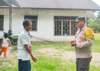 Bhabinkamtibmas Sambangi Warga Beras Basah, Ajak Jaga Keamanan Lingkungan