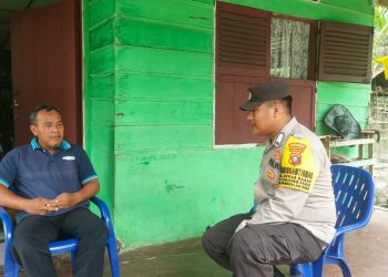 Bhabinkamtibmas Sambangi Warga Beras Basah, Ajak Bersama Jaga Keamanan Lingkungan