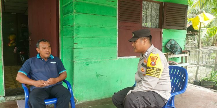 Bhabinkamtibmas Sambangi Warga Beras Basah, Ajak Bersama Jaga Keamanan Lingkungan