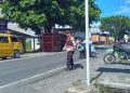 Bhabinkamtibmas Polsek Kuala Turun Atur Lalu Lintas, Bantu Pelajar Menyeberang