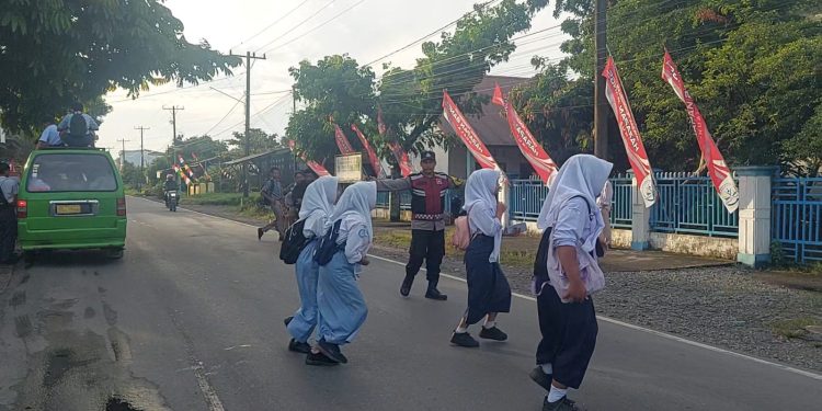 Strong Point Pagi, Bhabinkamtibmas Kuala Bantu Pelajar Menyeberang dengan Aman