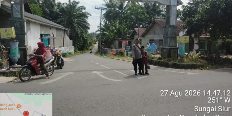 Jam Pulang Sekolah, Bhabinkamtibmas Pangkalan Susu Turun Atur Lalu Lintas