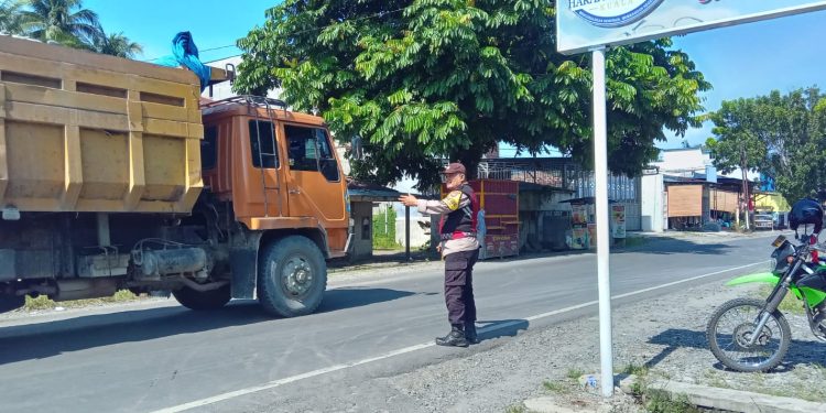 Bhabinkamtibmas Kuala Turun ke Jalan, Bantu Pelajar Menyeberang