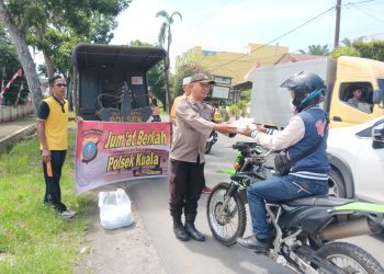 Polsek Kuala, Berbagi Nasi Kotak Sambil Pererat Kedekatan dengan Masyarakat