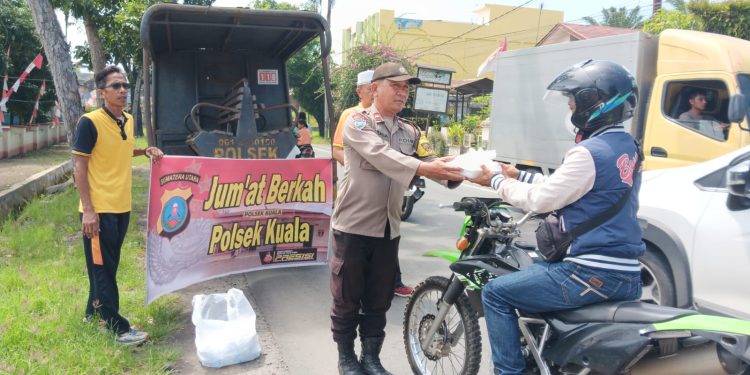Polsek Kuala, Berbagi Nasi Kotak Sambil Pererat Kedekatan dengan Masyarakat