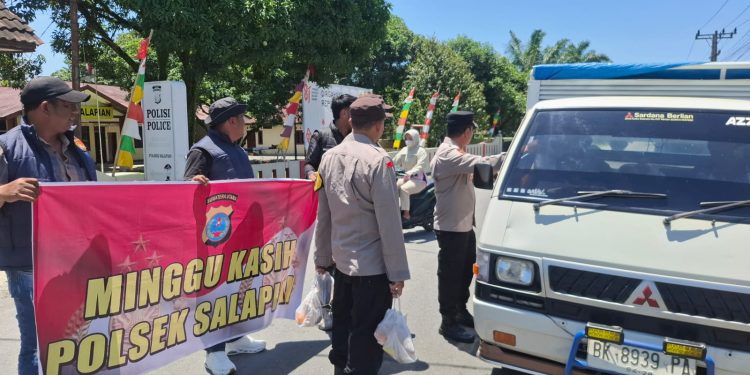 Minggu Kasih Polsek Salapian, Berbagi Nasi untuk Warga yang Melintas