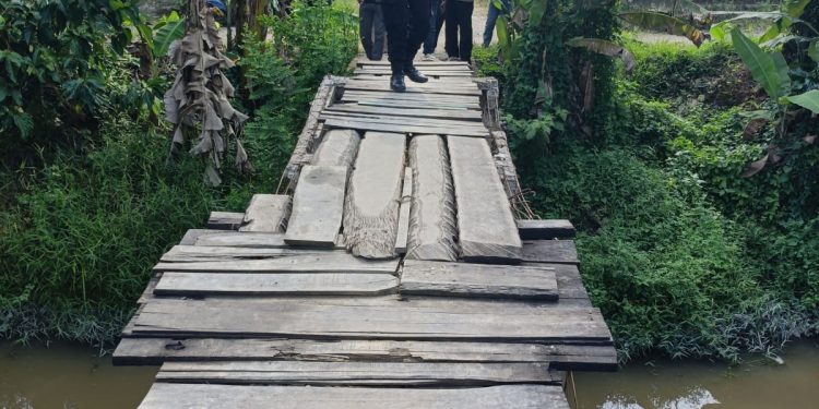 Jembatan Rusak Setahun, Polsek Hinai Tampung Harapan Warga untuk Dibangun Kembali