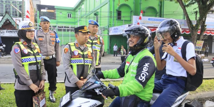 Kapolres Langkat Beri Bingkisan untuk Pegendara yang Tertib Berlalu Lintas
