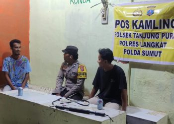 Sambangi Pos Kamling di Desa Pematang tengah, Bhabinkamtibmas Polsek Tanjung Pura Sampaikan Pesan Kamtibmas kepada Warga