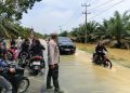 Banjir Rendam Jalan Sumor bor-Tanjung Selamat, Polsek Padang Tualang Sigap Atur Lalu Lintas