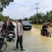 Banjir Rendam Jalan Sumor bor-Tanjung Selamat, Polsek Padang Tualang Sigap Atur Lalu Lintas