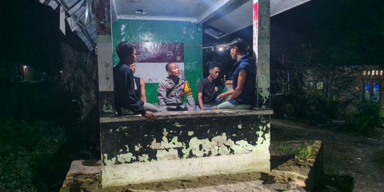 Pos Kamling Tetap Aktif, Bhabinkamtibmas Besitang Ajak Warga Jaga Keamanan Bersama