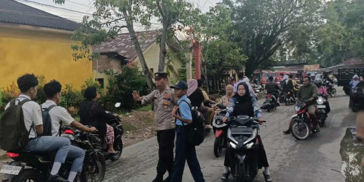 Strong Point Polsek Tanjung Pura, Jaga Keselamatan Pelajar dan Kelancaran Lalu Lintas