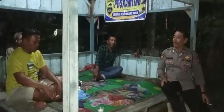 Sambangi Pos Kamling, Bhabinkamtibmas Polsek Hinai Ajak Dukung Keamanan Lingkungan