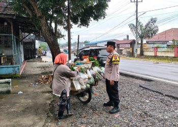 Sambangi Warga, Bhabinkamtibmas Besitang Perkuat Polmas dan Kenalkan Layanan 110