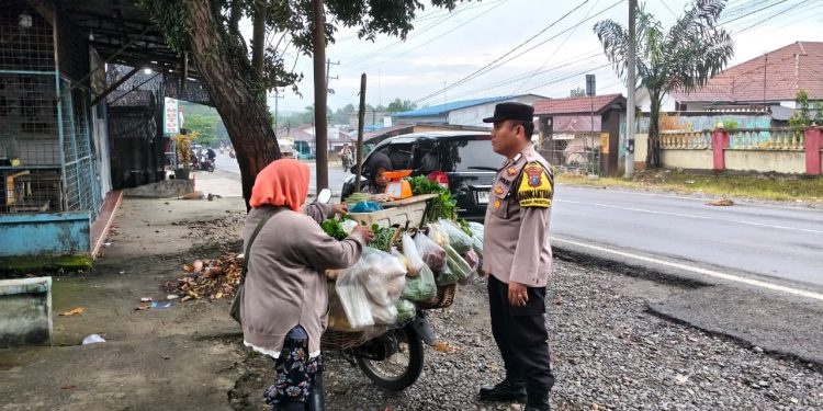 Sambangi Warga, Bhabinkamtibmas Besitang Perkuat Polmas dan Kenalkan Layanan 110