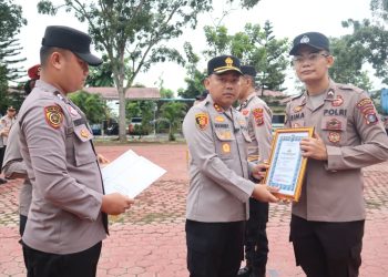 Pimpin Apel Pagi, Kapolres Langkat Beri Penghargaan kepada Personel Berprestasi