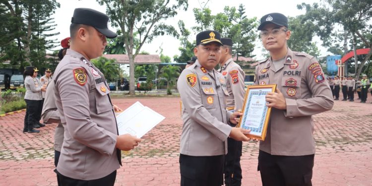 Pimpin Apel Pagi, Kapolres Langkat Beri Penghargaan kepada Personel Berprestasi