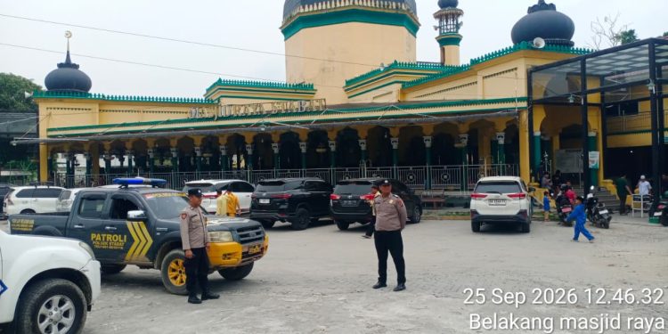 Polsek Stabat Laksanakan Pengamanan Sholat Jumat, Ciptakan Rasa Aman dan Nyaman bagi Jamaah