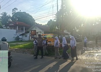 Jam Masuk Sekolah, Polisi Turun Atur Lalu Lintas di Depan SMK Swakarya Tanjung Langkat