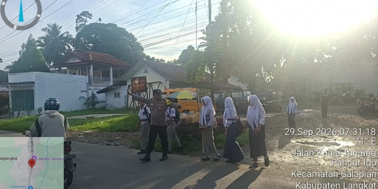 Jam Masuk Sekolah, Polisi Turun Atur Lalu Lintas di Depan SMK Swakarya Tanjung Langkat