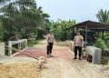 Jembatan Merah Putih Presisi Dibangun, Bhabinkamtibmas Gebang Kawal Komunikasi dengan Warga
