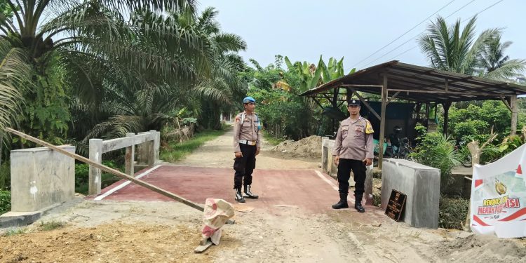 Jembatan Merah Putih Presisi Dibangun, Bhabinkamtibmas Gebang Kawal Komunikasi dengan Warga