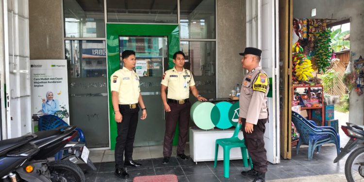 Bhabinkamtibmas Polsek Besitang Perkuat Kewaspadaan dan Kenalkan Layanan 110