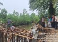 Pastikan Pembangunan Berjalan, Polsek Pangkalan Susu Monitoring Jembatan Merah Putih