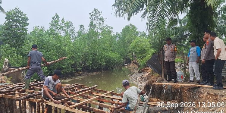 Pastikan Pembangunan Berjalan, Polsek Pangkalan Susu Monitoring Jembatan Merah Putih