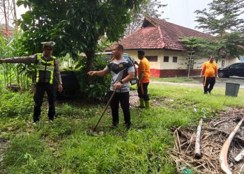 Sulap Mako Jadi Rindang dan Asri, Polsek Babalan Kompak Gotong Royong Korve Hingga Tanam Pohon Buah