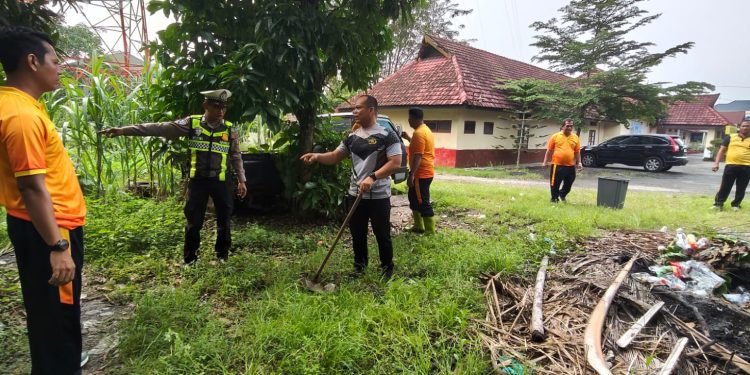 Sulap Mako Jadi Rindang dan Asri, Polsek Babalan Kompak Gotong Royong Korve Hingga Tanam Pohon Buah