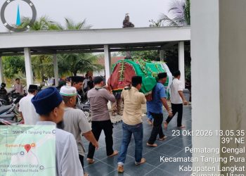 Wujud Kepedulian Saat Duka, Bhabinkamtibmas Polsek Tanjung Pura Ikut Gotong Royong Makamkan Tokoh Agama dan Imbau Cegah Karhutla