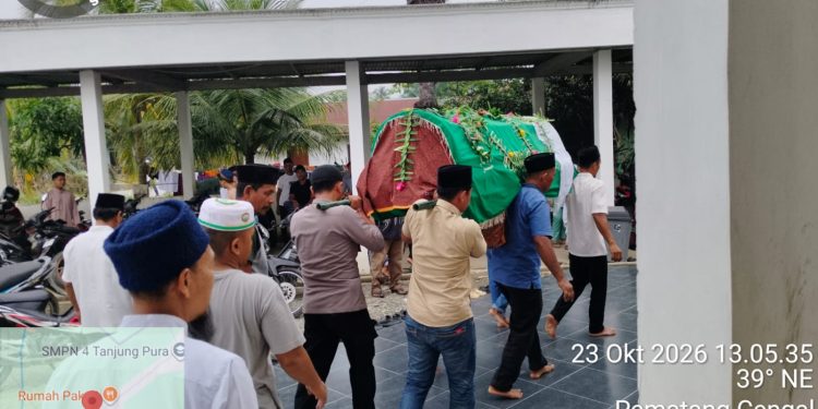 Wujud Kepedulian Saat Duka, Bhabinkamtibmas Polsek Tanjung Pura Ikut Gotong Royong Makamkan Tokoh Agama dan Imbau Cegah Karhutla