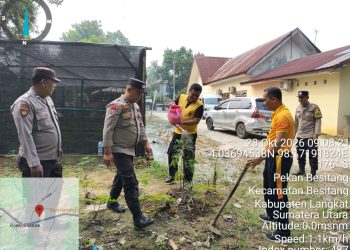 Hijaukan Lingkungan Mako, Polsek Besitang Galakkan ‘Green Policing’ Tanam Pohon Durian demi Kenyamanan Pelayanan Warga
